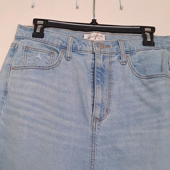 Universal Threads - Picture 3 of 5